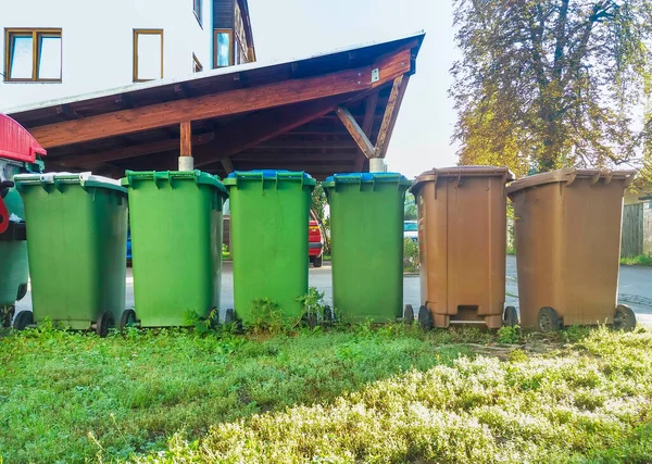Cubos Basura Diferentes Colores Para Gestión Residuos Papeleras Reciclaje Calle — Foto de Stock