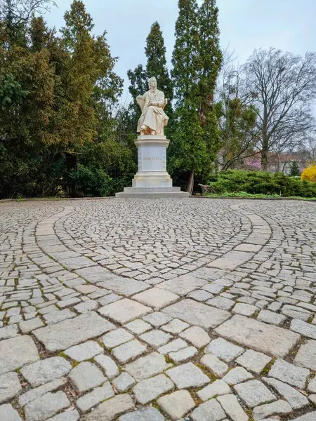 オーストリアの詩人で作家でもあるロバート ハマーリングの大理石像は オーストリアのステアマーク地方グラーツにある市立公園の椅子に座っている 選択的なフォーカス ストック画像