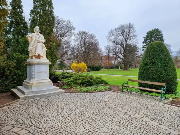 オーストリアの詩人で作家でもあるロバート ハマーリングの大理石像は オーストリアのステアマーク地方グラーツにある市立公園の椅子に座っている 選択的なフォーカス ロイヤリティフリーのストック写真