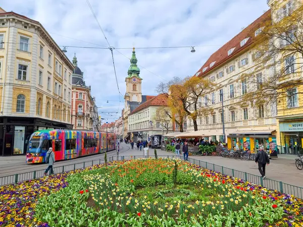 Graz Ausztria 2023 Színes Tavaszi Virágok Jakominiplatz Téren Plébániatemplom Háttérben Stock Kép