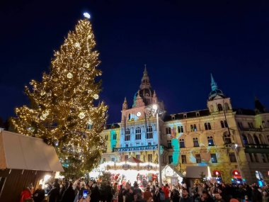 Graz, Avusturya - 17 Aralık 2023: Hauptplatz 'da insanlar ve güzel Noel süslemeleri (ana meydan), gece