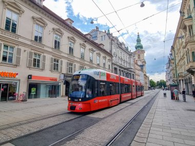 Graz, Avusturya-17.08.2025: Avusturya 'nın başkenti Graz' da bulunan ünlü Herrengasse caddesi.