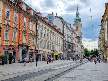 Graz, Avusturya-17.08.2025: Avusturya 'nın başkenti Graz' da tarihi binaları olan ünlü Herrengasse caddesindeki insanlar