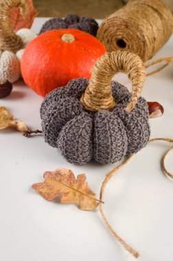 Süslü balkabakları, hediyeler, dökülen yapraklar, kestaneler. Geleneksel sonbahar dekorasyonu. Şükran Günü konseptin kutlu olsun. Karşılama ya da davet kartı boş, 