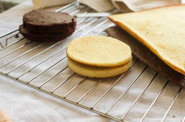 Metalik pişirme ızgarasında taze ev yapımı vanilya ve çikolatalı kek. Bento kek pişirmek için kekler. Kahve fincanında kek, yeni şekerleme modası, mini kek, modaya uygun pasta.