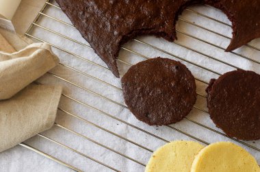 Metalik pişirme ızgarasında taze ev yapımı vanilya ve çikolatalı kek. Bento kek pişirmek için kekler. Kahve fincanında kek, yeni şekerleme modası, mini kek, modaya uygun pasta.