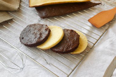 Metalik pişirme ızgarasında taze ev yapımı vanilya ve çikolatalı kek. Bento kek pişirmek için kekler. Kahve fincanında kek, yeni şekerleme modası, mini kek, modaya uygun pasta.