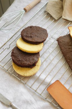 Metalik pişirme ızgarasında taze ev yapımı vanilya ve çikolatalı kek. Bento kek pişirmek için kekler. Kahve fincanında kek, yeni şekerleme modası, mini kek, modaya uygun pasta.