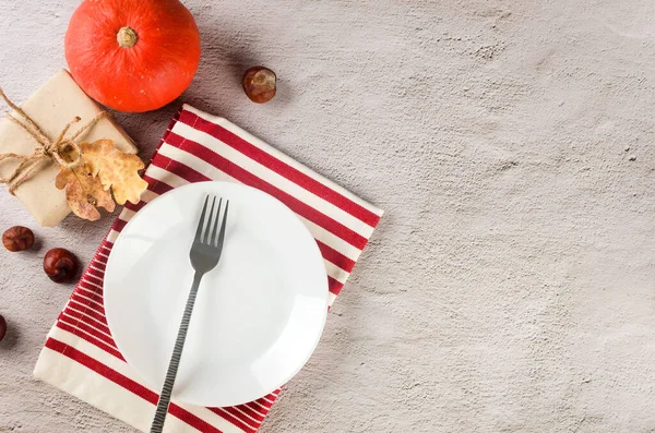 感恩节或万圣节餐桌设置 顶部的空白白盘与餐具 落叶和礼物在手工纸上 活动桌上的装饰 感恩节的概念 秋季餐桌的设置 — 图库照片