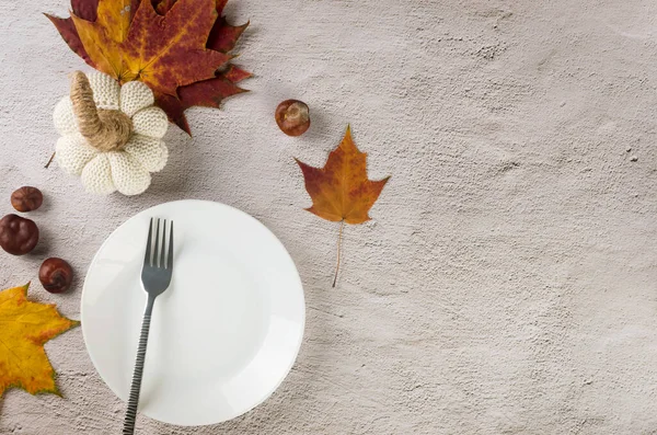 感恩节或万圣节餐桌设置 顶部的空白白盘与餐具 落叶和礼物在手工纸上 活动桌上的装饰 感恩节的概念 秋季餐桌的设置 — 图库照片