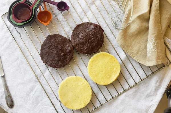 Metalik pişirme ızgarasında taze ev yapımı vanilya ve çikolatalı kek. Bento kek pişirmek için kekler. Kahve fincanında kek, yeni şekerleme modası, mini kek, modaya uygun pasta.