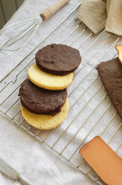 Metalik pişirme ızgarasında taze ev yapımı vanilya ve çikolatalı kek. Bento kek pişirmek için kekler. Kahve fincanında kek, yeni şekerleme modası, mini kek, modaya uygun pasta.