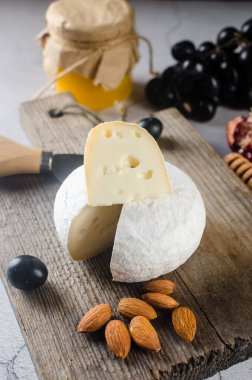 Peynirli, ballı, cevizli, sarmaşıklı. Akşam yemeği ya da aperatif konsepti. Nefis peynir tabağı, şarap yiyeceği. Camembert peyniri, Bree. Yumuşak Fransız peyniri. İtalyan yemeği. Süt ürünleri.