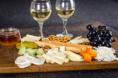 Üzümlü, reçelli, abur cuburlu, krakerli, cevizli ve sarmaşıklı nefis peynir karışımı. Akşam yemeği ya da aperatif konsepti. Nefis peynir tabağı, şarap tabağı.. 