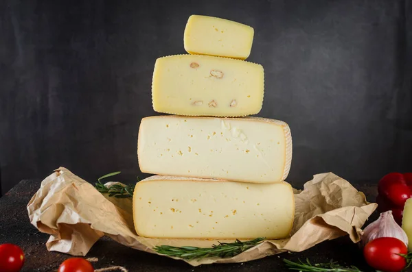 Mnoho Různých Druhů Sýrových Hlav Svislé Řadě Tmavém Stole Střední — Stock fotografie