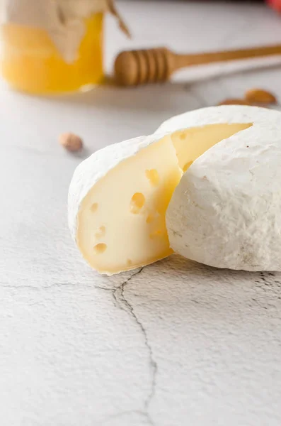 Sýr Camembert Medem Vlašskými Ořechy Vinnou Révou Večeře Nebo Aperitiv — Stock fotografie
