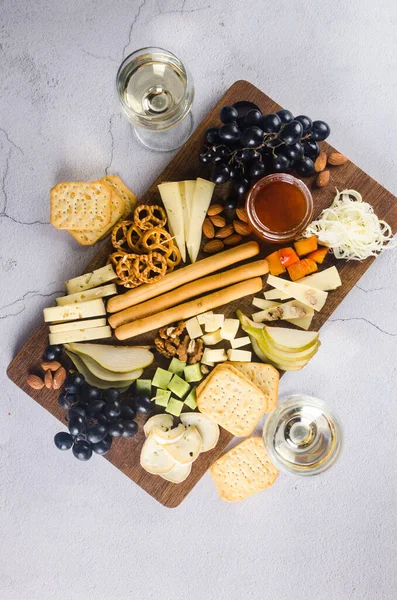 おいしいチーズは 木製ボード上のブドウ ジャム スナック クラッカー クルミ ブドウと混合します ディナーや食前酒のコンセプト 絶妙なチーズプレート ワイン食品 — ストック写真