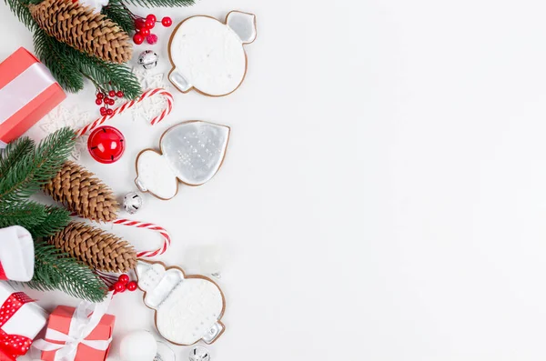 Karácsonyi Dekoratív Háttér Mézeskalács Cookie Piros Fehér Karácsonyi Ajándékok Labda — Stock Fotó