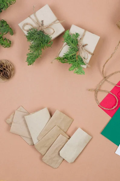 Fond Noël Avec Des Boîtes Cadeaux Enveloppant Dans Papier Artisanal — Photo