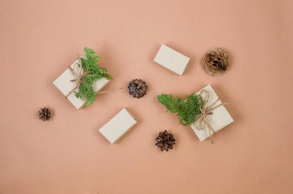 Kerst Achtergrond Met Geschenkdozen Verpakt Ambachtelijk Papier Voorbereiding Van Vakantie — Stockfoto