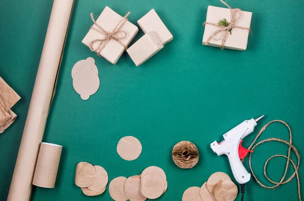 クラフト紙やラッピングプレゼントからクリスマスツリーの装飾を作るプロセス 休日の準備 コンセプト予算節約 廃棄物ゼロ冬の装飾休日 Diy — ストック写真