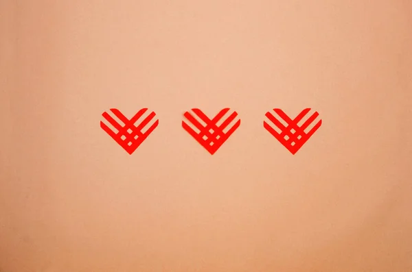 Conjunto Corações Lineares Vermelhos Sobre Fundo Bege Claro Dando Terça — Fotografia de Stock