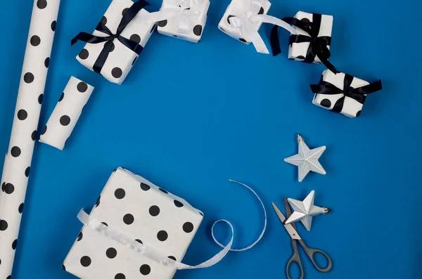 Julpynt Koncept Ovanifrån Presentförpackningar Inslagning Vitt Papper Med Silver Stjärna — Stockfoto