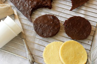 Metalik pişirme ızgarasında taze ev yapımı vanilya ve çikolatalı kek. Bento kek pişirmek için kekler. Kahve fincanında kek, yeni şekerleme modası, mini kek, modaya uygun pasta.