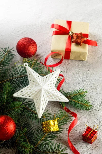 Conceito Decorações Natal Caixas Presente Embrulhando Papel Artesanal Bugigangas Vermelhas — Fotografia de Stock