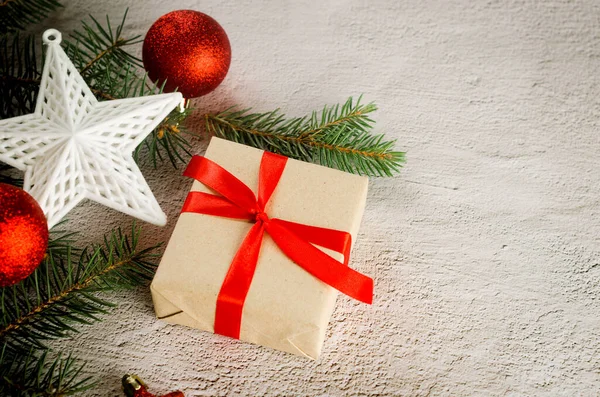 Концепция Рождественских Украшений Подарочные Коробки Ручной Бумаге Красные Безделушки Лента — стоковое фото