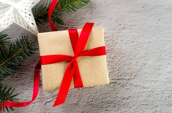 Концепція Різдвяних Прикрас Подарункові Коробки Обгортаються Ремісничим Папером Червоні Ваучери — стокове фото
