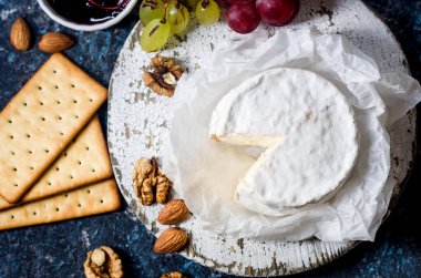 Peynirli, ballı, fındıklı, sarmaşıklı. Nefis peynir tabağı, şarap yiyeceği. Camembert peyniri, Bree. Yumuşak Fransız peyniri. İtalyan yemeği. Süt ürünleri.