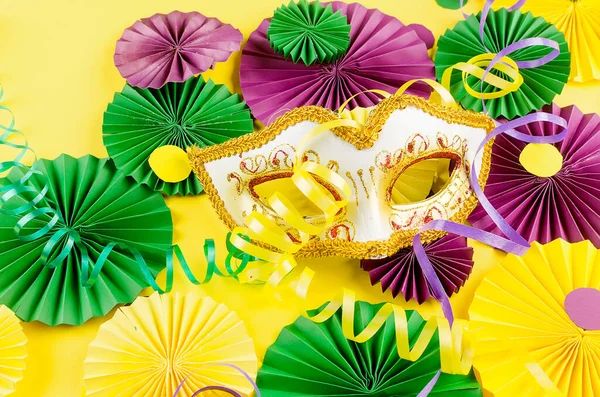 Buntes Papierkonfetti Karnevalsmaske Und Farbige Serpentine Auf Gelbem Hintergrund Mit — Stockfoto