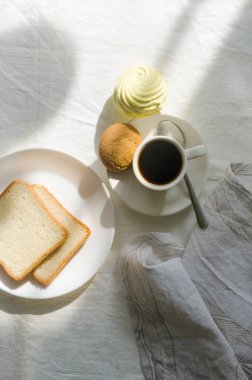Kahveyle, tatlıyla ve tostla kahvaltı. Güneşin altında sakin sakin bir yemek..