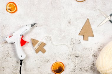 Karton ve iplikten yılbaşı için el sanatları yaratma işlemi. Tatil hazırlığı. Bütçe tasarrufları, çevre dostu xmas, sıfır atık kış dekoru tatili. ÇEVİR