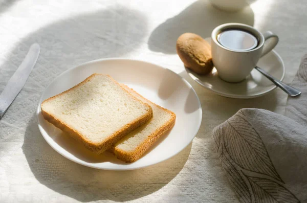 Kahveyle Tatlıyla Tostla Kahvaltı Güneşin Altında Sakin Sakin Bir Yemek — Stok fotoğraf