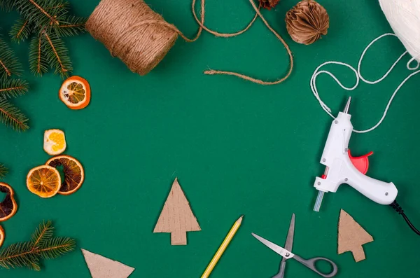 Processo Criação Artesanato Para Natal Papelão Fios Preparação Para Férias — Fotografia de Stock