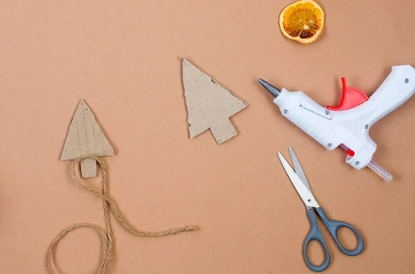 Process Creating Crafts Christmas Cardboard Yarn Preparation Holidays Concept Budget — Stock Photo, Image
