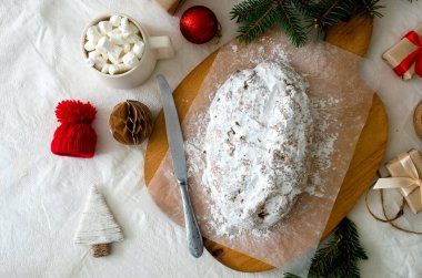 Geleneksel yılbaşı Alman tatlıları çalınmış. Fındıklı meyveli kek, badem ezmeli kuru üzüm ve kesme tahtasında kurutulmuş meyve. Kış tatili kutlaması için tatlılar pişiriliyor. xmas akşam yemeği konsepti