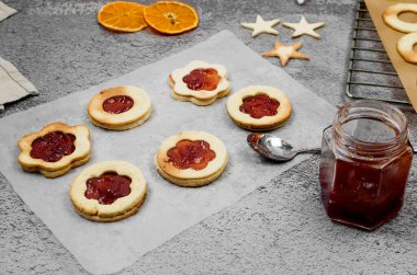 Linzer kurabiyesi yapma işlemi. Noel kurabiyeleri reçel dolu ve şeker tozuyla kaplanmış. Geleneksel Avusturya Xmas tatlı sandviç kurabiyeleri. Bir dizi fotoğraf. Tatil için ev yapımı fikir