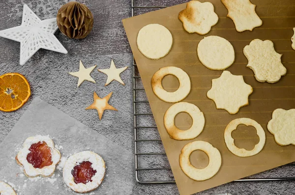 Процес Виготовлення Печива Лінцер Різдвяне Печиво Наповнене Варення Порошене Солодким — стокове фото