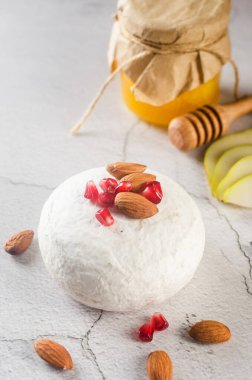 Peynirli, ballı, cevizli, sarmaşıklı. Akşam yemeği ya da aperatif konsepti. Nefis peynir tabağı, şarap yiyeceği. Camembert peyniri, Bree. Yumuşak Fransız peyniri. İtalyan yemeği. Süt ürünleri.