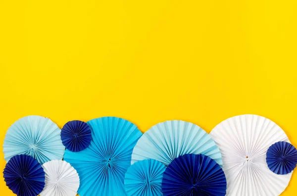 Médaillon Éventail Papier Bleu Sur Fond Jaune Fond Vacances Origami — Photo