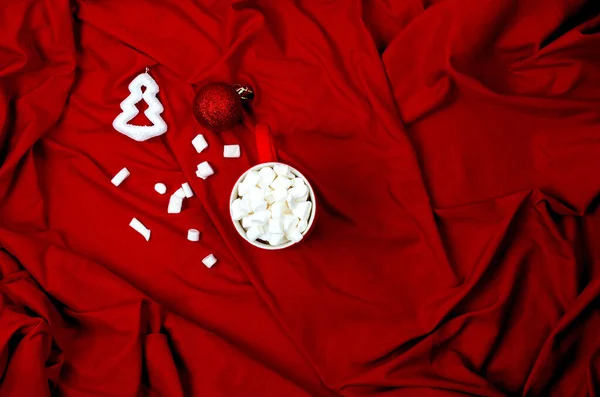 Ένα Κόκκινο Κύπελλο Κακάο Και Marshmallows Και Χριστουγεννιάτικα Στολίδια Ένα — Φωτογραφία Αρχείου