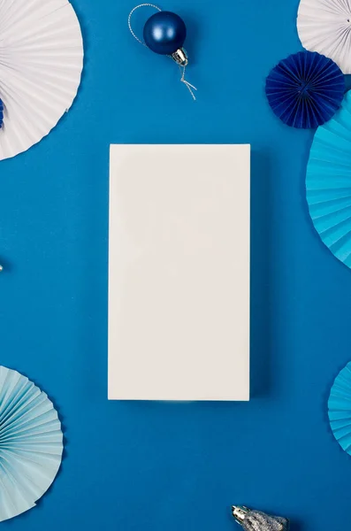 クリスマスの装飾の概念 青い背景に白い箱のモックアップ 泡とリボン フラットレイアウト トップビュー お正月のグリーティングカードのデザイン バナーテンプレート — ストック写真