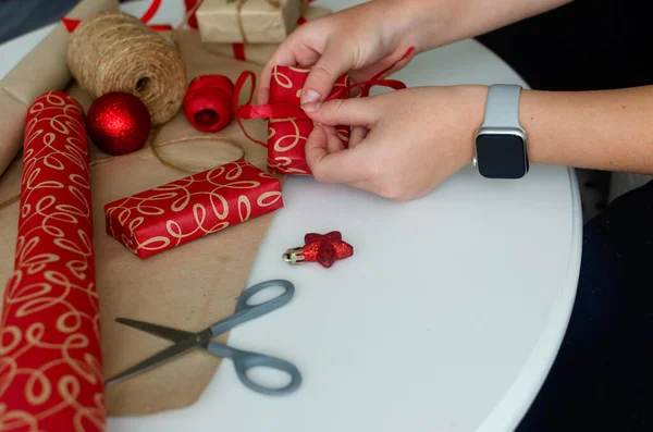 Processo Embalar Caixas Presente Natal Mãos Wooman Papel Artesanal Preparação — Fotografia de Stock