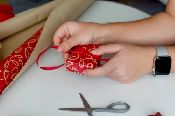 Processo Embalar Caixas Presente Natal Mãos Wooman Papel Artesanal Preparação — Fotografia de Stock
