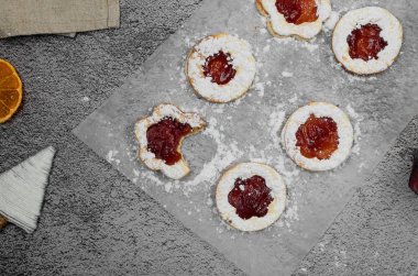 Linzer kurabiyesi yapma işlemi. Noel kurabiyeleri reçel dolu ve şeker tozuyla kaplanmış. Geleneksel Avusturya Xmas tatlı sandviç kurabiyeleri. Bir dizi fotoğraf. Tatil için ev yapımı fikir