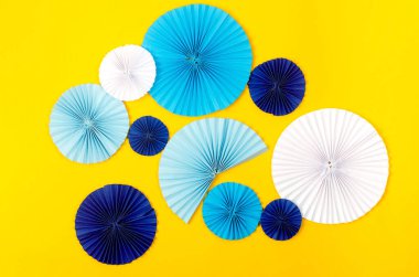 Sarı arka planda mavi kağıt fan madalyonu. Origami 'nin tatil geçmişi. Soyut mavi ve sarı arka plan. Tebrik kartı. Renkli Kağıt Hayranı. Kağıttan çiçekler.. 