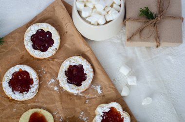 Reçelle doldurulmuş ve toz haline getirilmiş Linzer Noel kurabiyeleri. Geleneksel Avusturya Xmas tatlı sandviç kurabiyeleri. Tatil için ev yapımı bir fikir. küçük işletme 